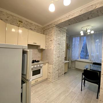 Академіка Амосова вул., 61