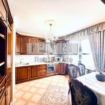 Анни Ахматової вул., 28