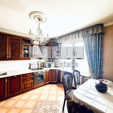 Анни Ахматової вул., 28