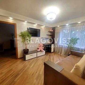 Велика Васильківська вул. (Червоноармійська), 136