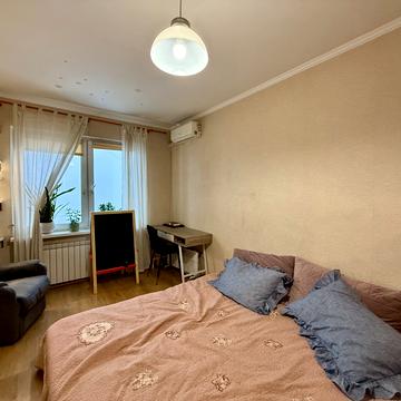 Європейського Союзу просп. (Правди), 5-Б