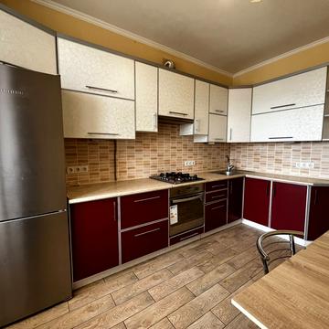 Черкаська вул., 4