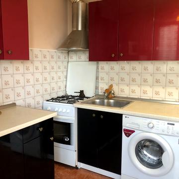 Оболонська пл. (Дружби Народів СРСР), 1