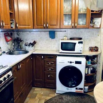 Мілютенка вул., 16