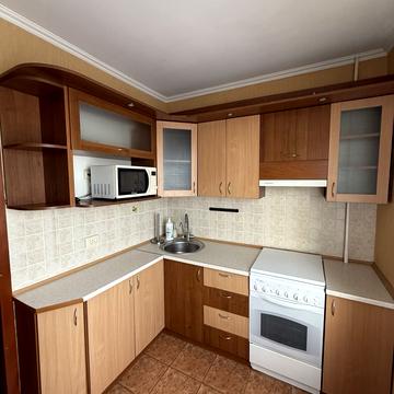 Дніпровські Пороги вул., 15