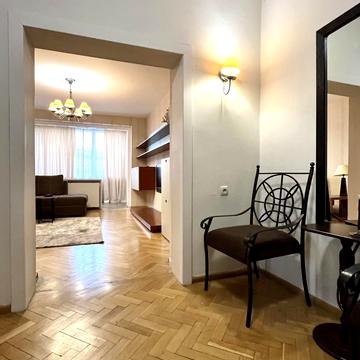 Дарницький бульв., 1