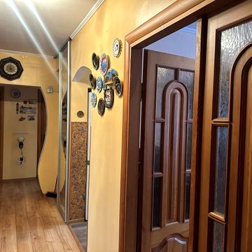 Коновальця вул., 11