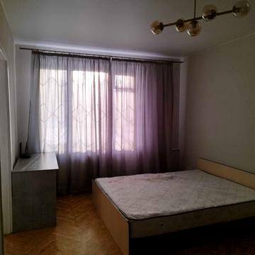 Будівельників вул., 3