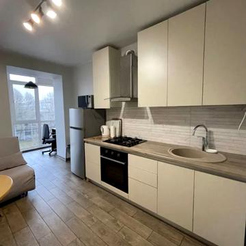 Набережна Перемоги вул., 42