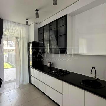 Євгена Коновальця вул., 49