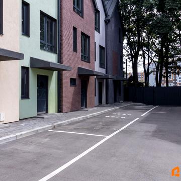 Георгія Мальцева вул., 8