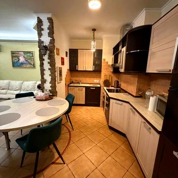 Дніпровська набережна вул., 19