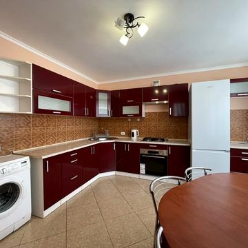 Коновальця вул., 3