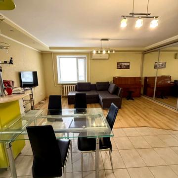 Космонавтів вул., 154