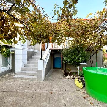 Дністровська, 8