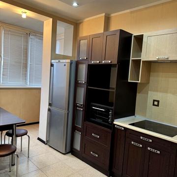 Академіка Сахарова вул., 36