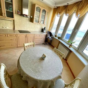 Дніпровська набережна вул., 23