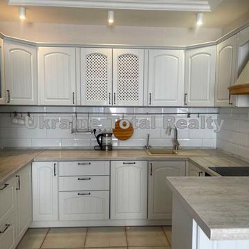 Драгоманова вул., 10