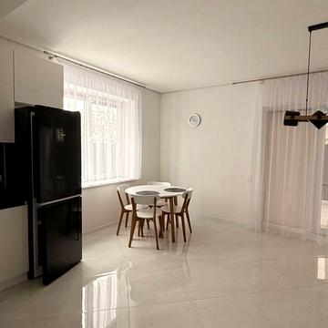 Ужанська, 33