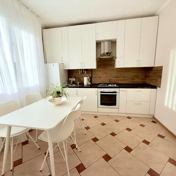 Павла Тичини вул., 9