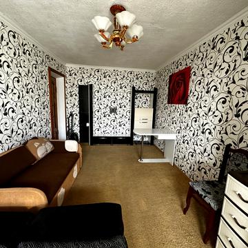 Космонавтів вул., 90