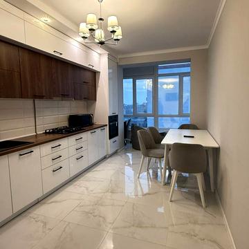 Андрія Мельника вул., (Будинок 4)