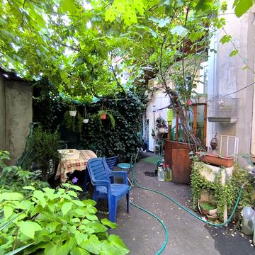 Середня вул., 11