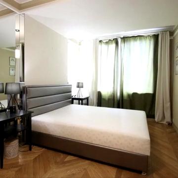 Дніпровська набережна вул., 1