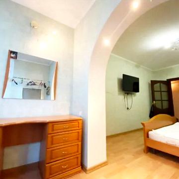 Академіка Грушевського вул., 38