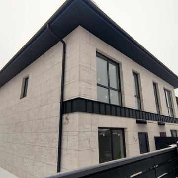 Зоряна вул., 18