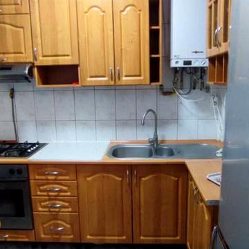 Листопадна вул., 1