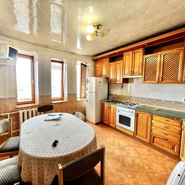 Тополина вул., 12