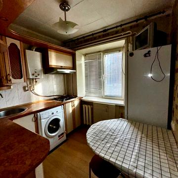 Космонавтів вул., 90