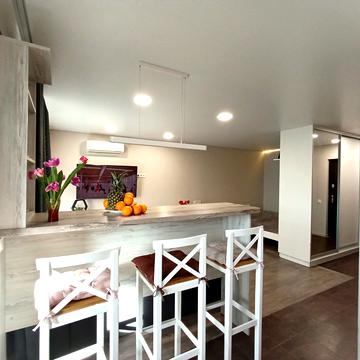 Менахем-Мендл Шнеєрсона вул. (Мініна), 1