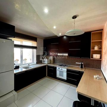 Академіка Амосова вул., 6