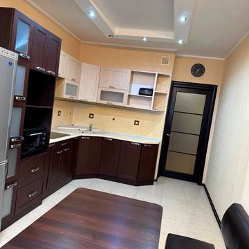 Академіка Сахарова вул., 36