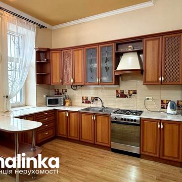 Пекарська вул., 38