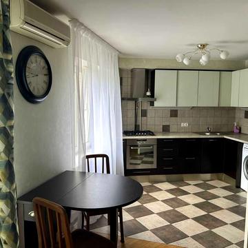 Нововокзальна вул., 21