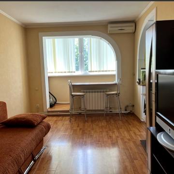 Космонавтів вул., 30