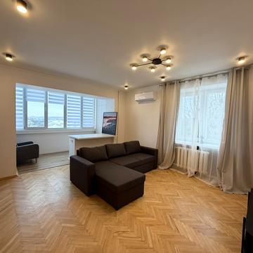 Євгена Коновальця вул. (), 105