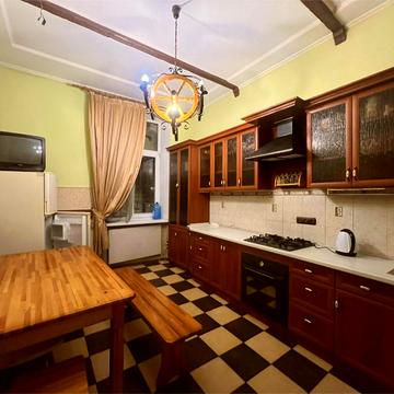 Пекарська вул., 36