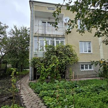 Михайла Грушевського вул., 8