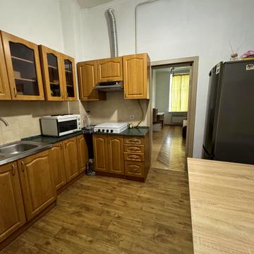 Богдана Хмельницького вул., 72