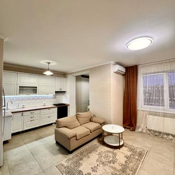 Героїв Небесної Сотні просп., 28/2