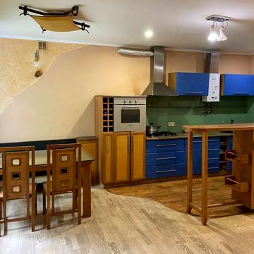 Степана Бандери вул. (Костенка), 7