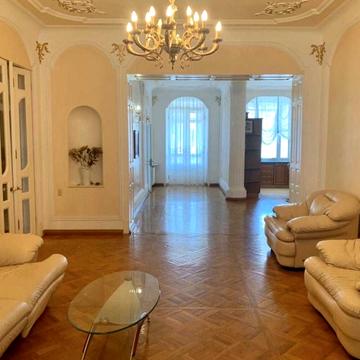 Пироговська вул., 3