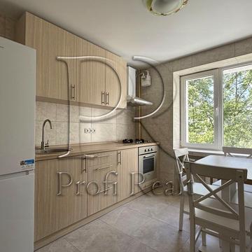 Незалежності бульв. (50 років Жовтня), 10