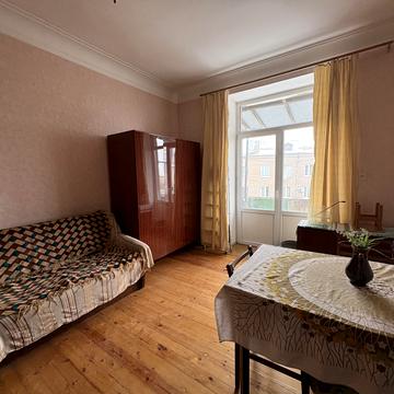 Героїв Крут вул. (12 Квітня), 1/5