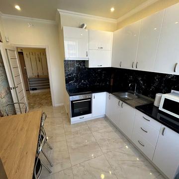 Михайлівська вул., (Будинок 1)