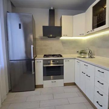 Героїв просп., 18